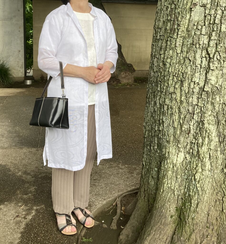 白ロングカーデガン　ナチュラルカラーコーデ　60代　70代　大人　着物リメイク　アップサイクル服
