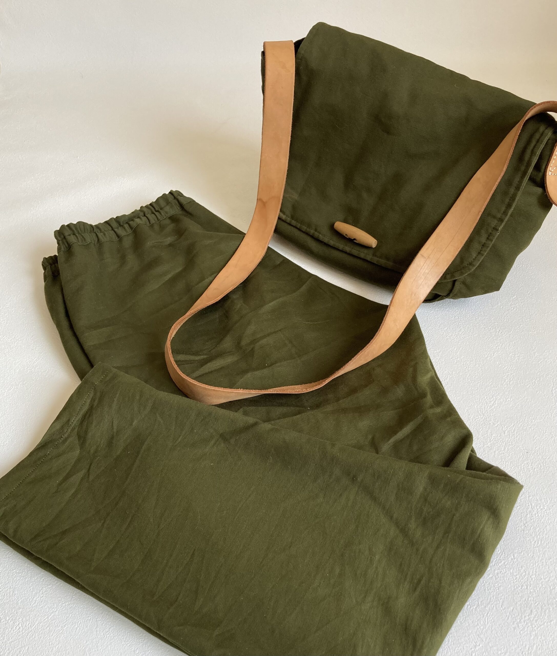 カーキーの半端生地で革ひも布バック ズボン作りました 洋裁 木のトグルボタン