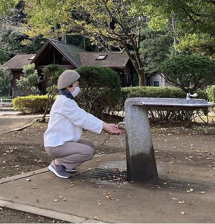 斜めのラインで綺麗に見える靴　フィットフィット　年配の方のファッションコーデにも　足の甲が覆われ冬場も寒くなく履きやすい