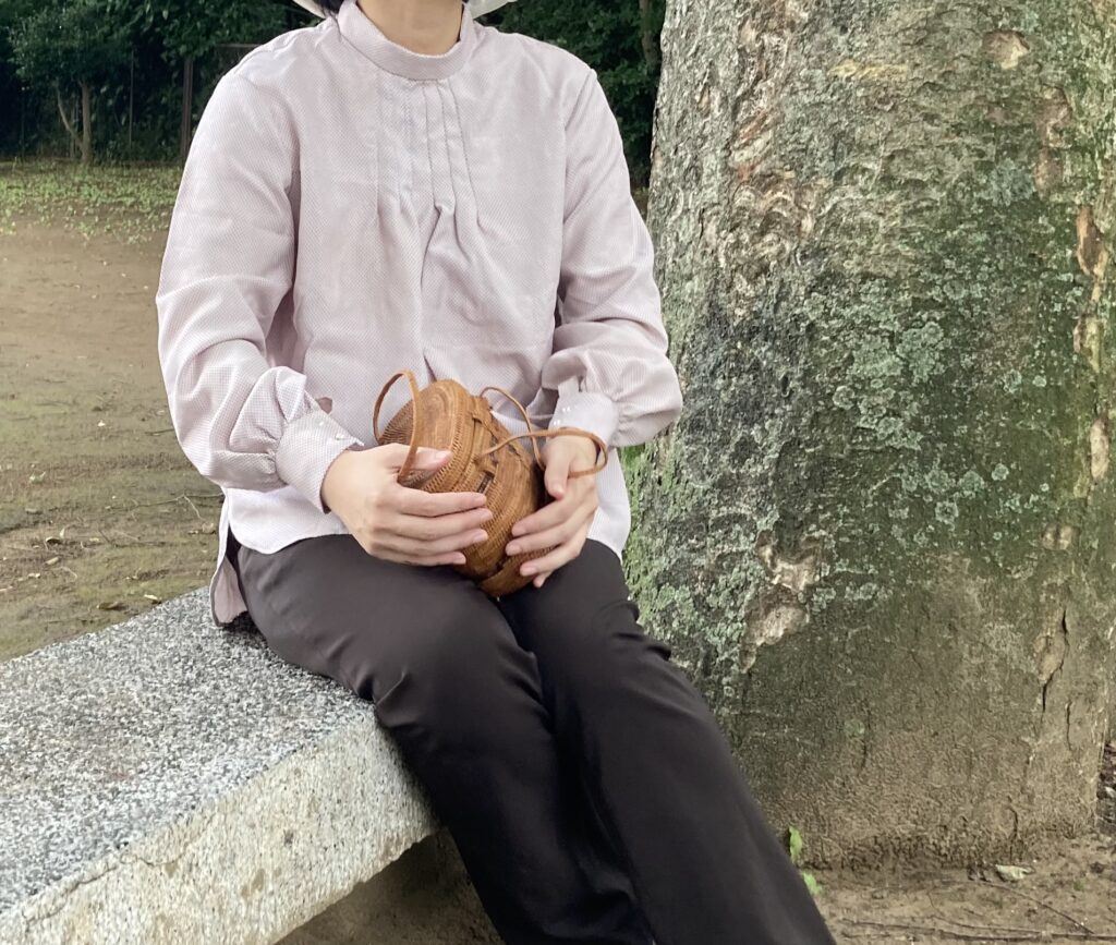 秋コーデブラウス　茶色と紫コーデ　カゴバック　上品コーデ