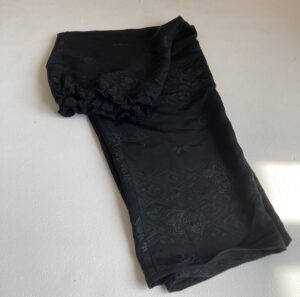着物リメイク　シルクサラサラパンツズボン　黒　再利用　チョウチョ柄