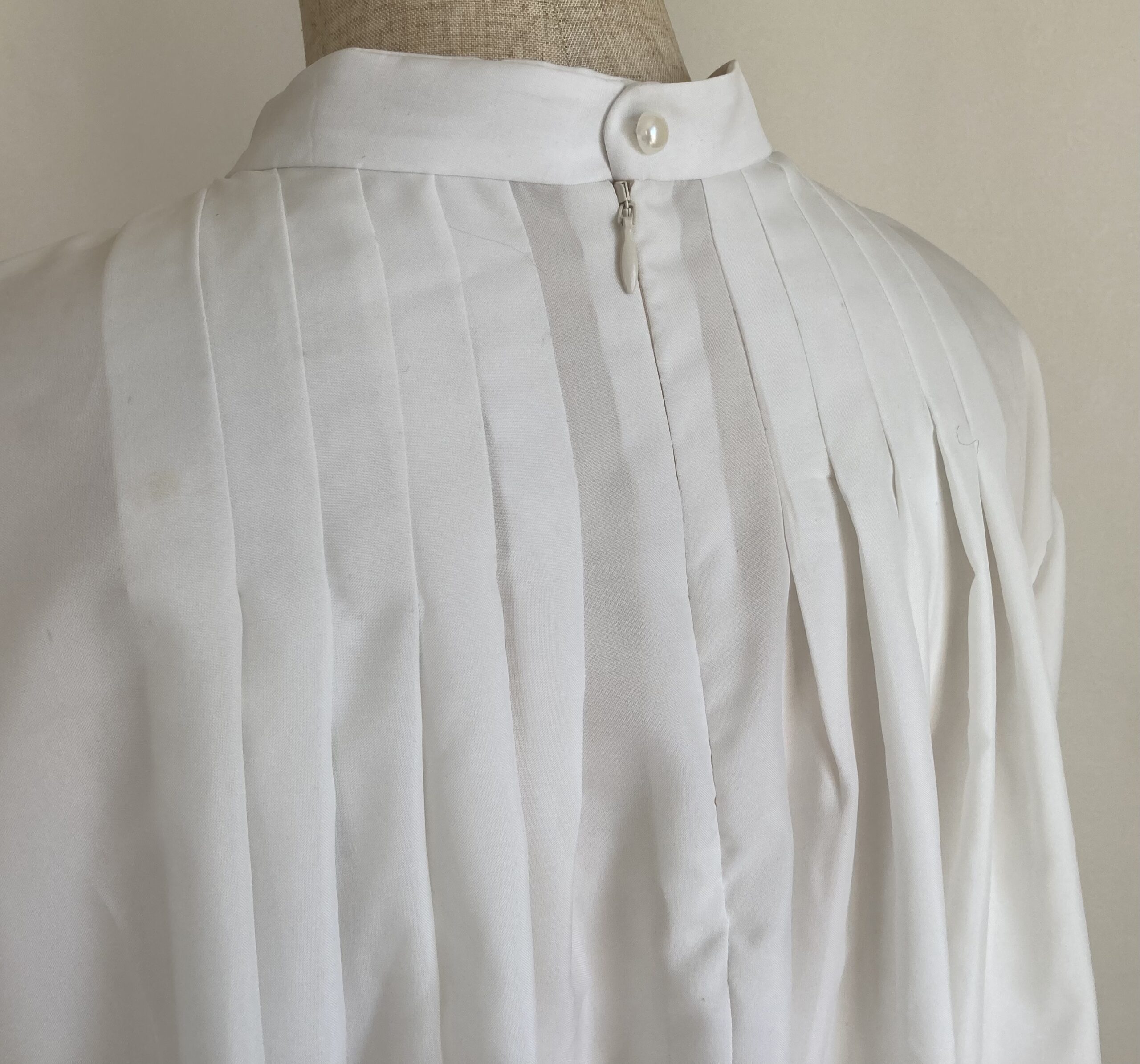 後ろパールボタン　タップリタック　白