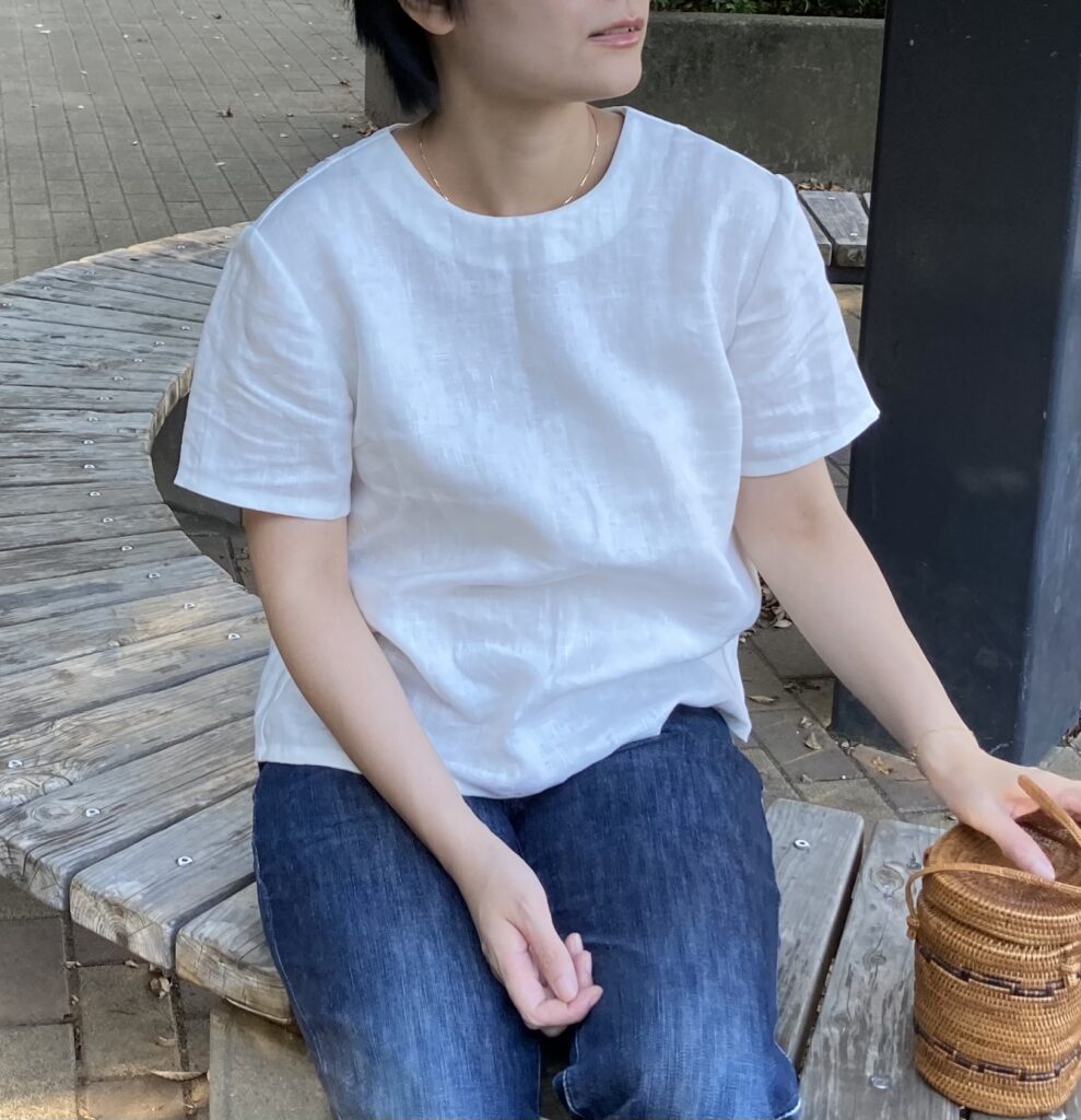 麻のシワ ナチュラルな質感 余裕を感じられカジュアル 爽やかジーパンシンプルスタイル 夏 カゴバック 普通が一番 ノームコア ミニマリスト定番ファッション
