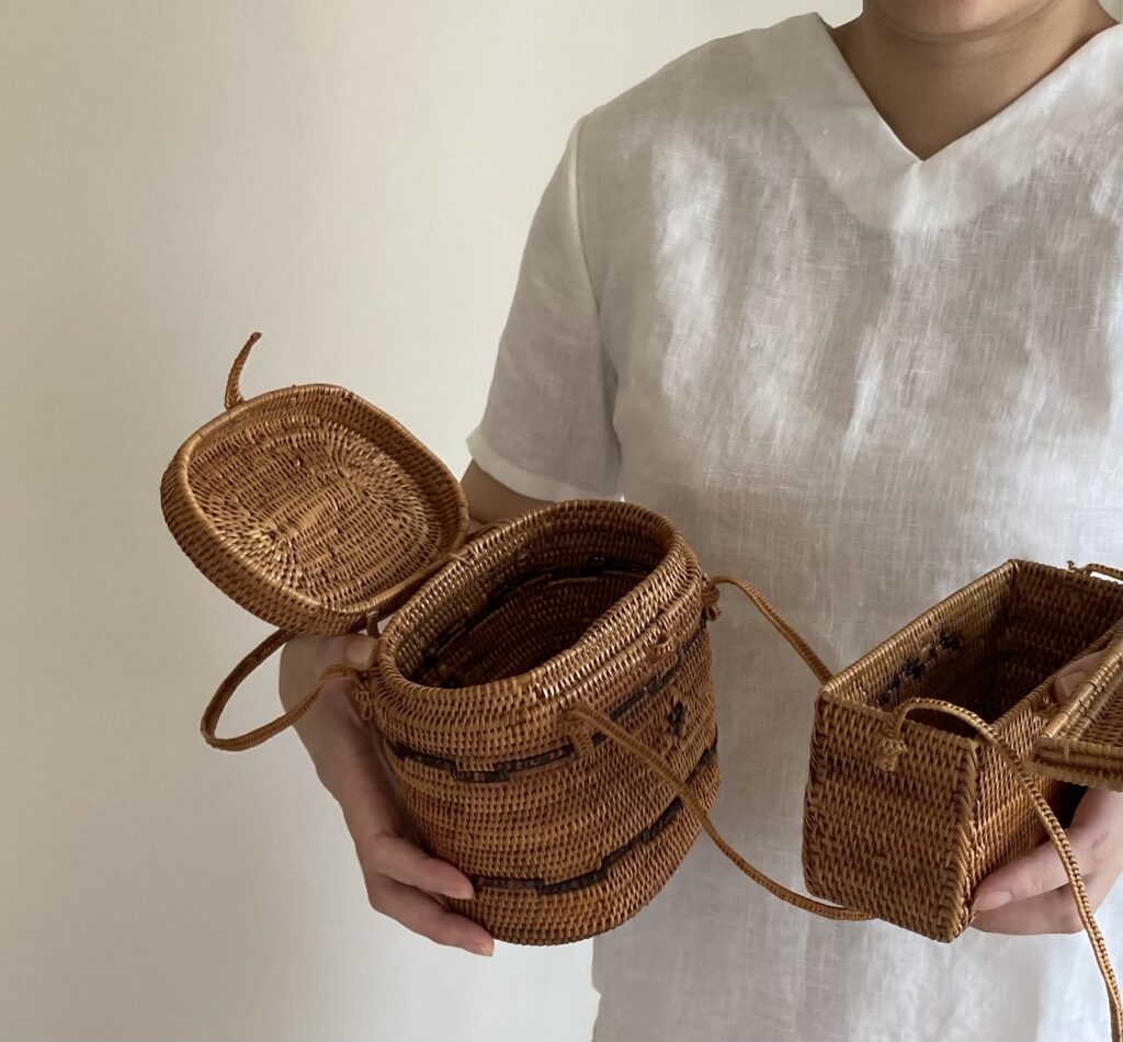 小さいバックは女性らしい女性に似合う アタのカゴバック 夏らしい素材 麻 リネンブラウス