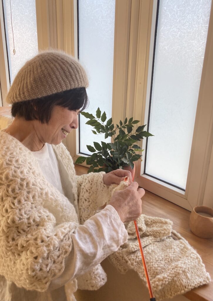 編み物 可愛いおばあちゃん 羊毛マフラー リメイク 白もこもこ ベレー帽コーデ ハンドメイド 手芸 カフェオレコーデ