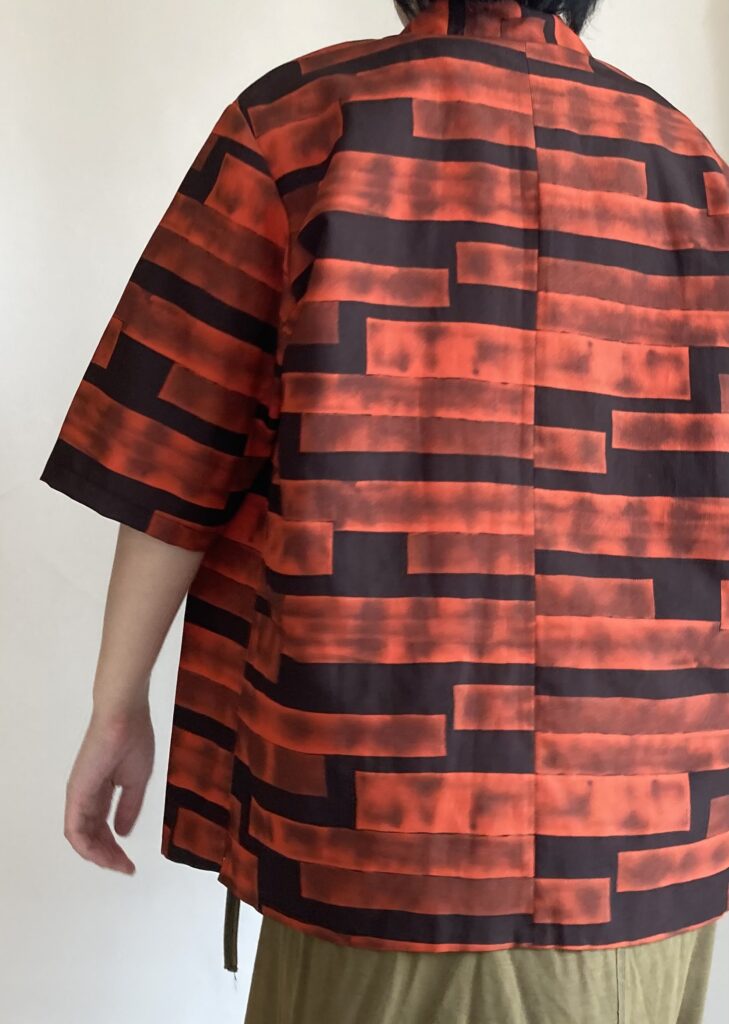 黒オレンジシャツ　半袖　柄物シャツ　着物リメイク　アップサイクル　和柄　