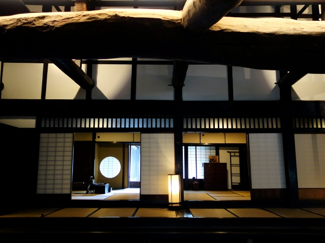 古民家　天井の太い梁　畳　障子　日本の家屋　高い天井　茶色