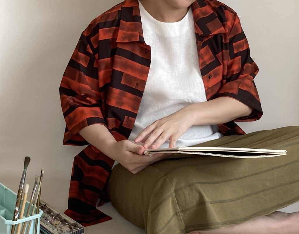 ゆったりシャツ　着物リメイク　黒オレンジカーキコーデ　アップサイクル　個性的な柄の服　アート服