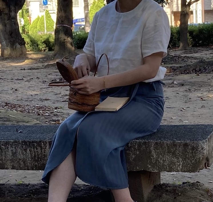 骨格診断ウエーブ　繊細　女性らしい　華奢　Xライン　ウエストインコーデ　体型カバーTブラウス　麻柔らか　くすみブルースカート