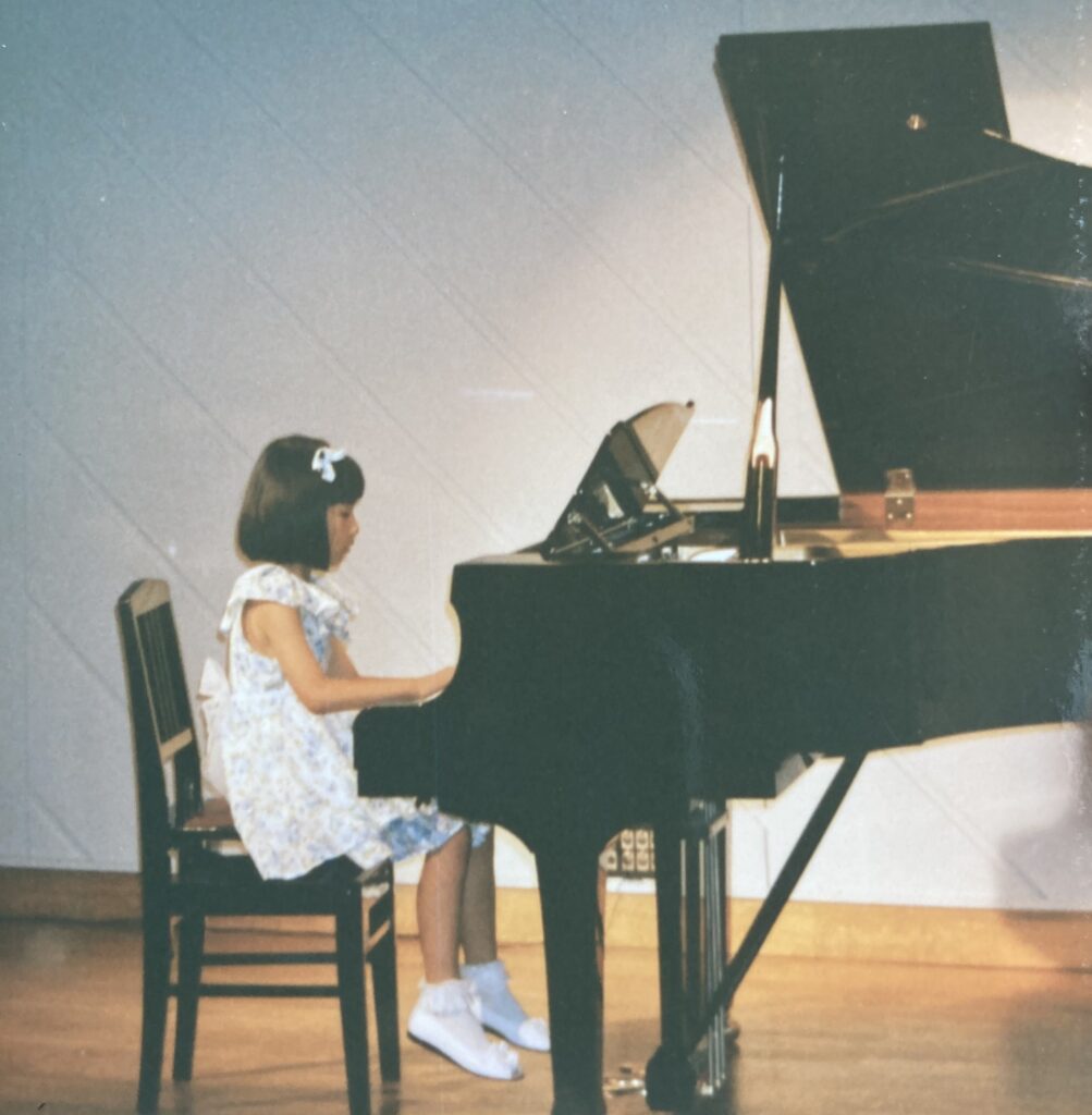 ピアノの発表会の女の子の衣装