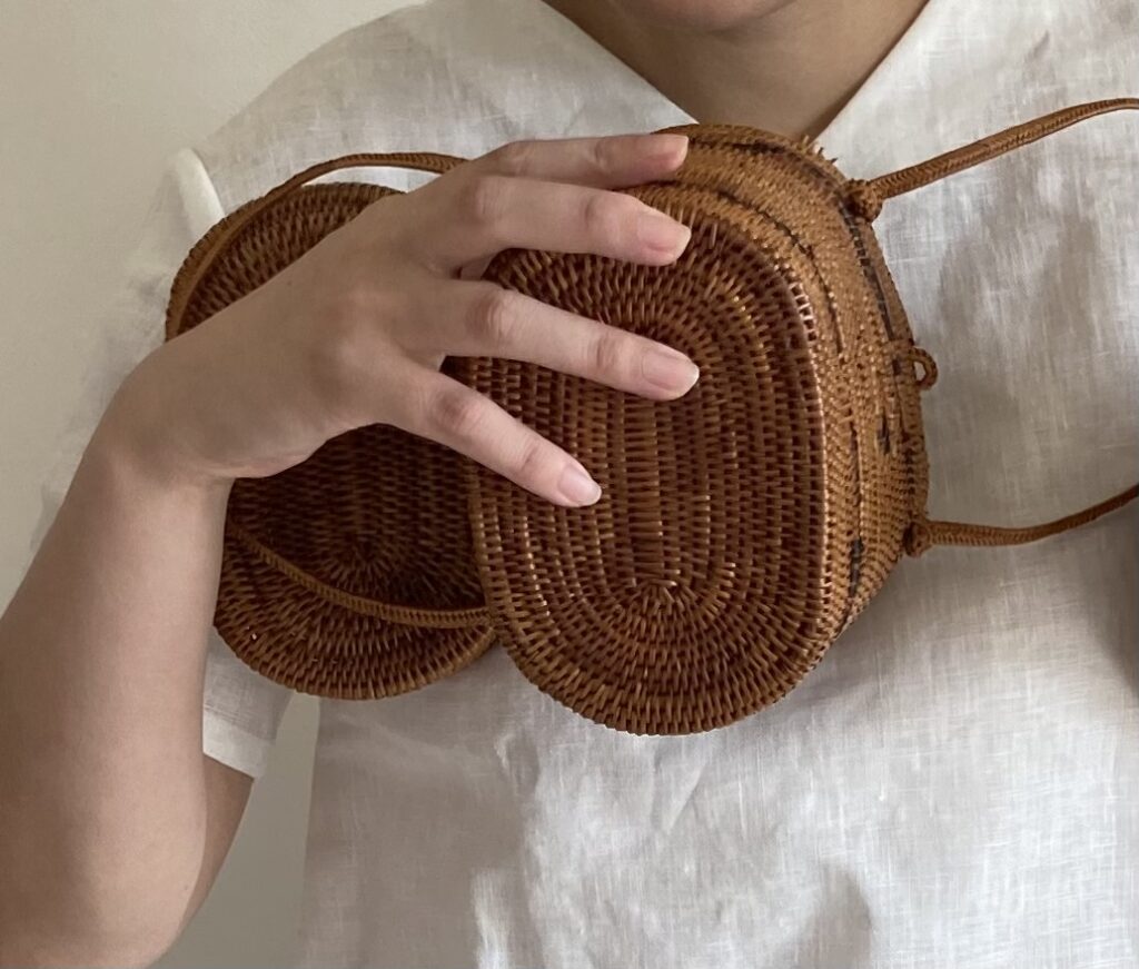 アタのカゴバック 頑丈 持つ バリのお土産 何十年と使ってます しっかり硬い素材で編んであります 底も丈夫 飴色 上品 リネンの服と