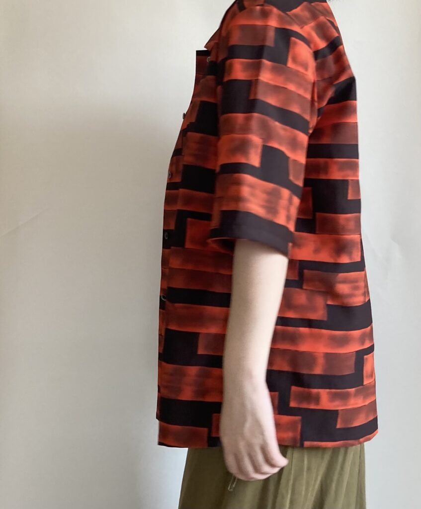 着物リメイク半袖シャツメンズ　派手柄　目立つシャツ　アップサイクル　アート服