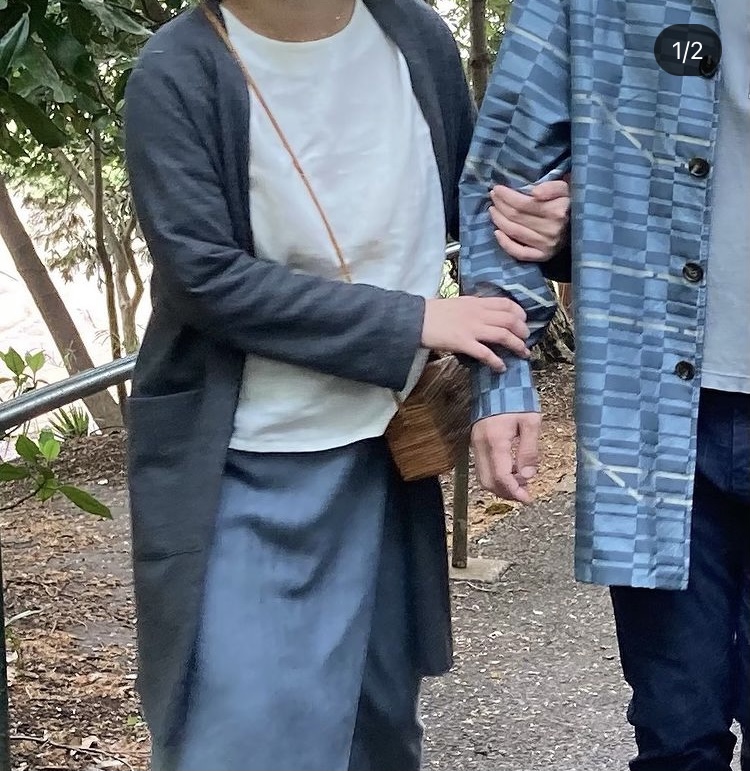 大人のデートコーデ　腕組み　麻ブラウス　グレーロングカーデガン　くすみブルースカート　着物リメイクメンズシャツ