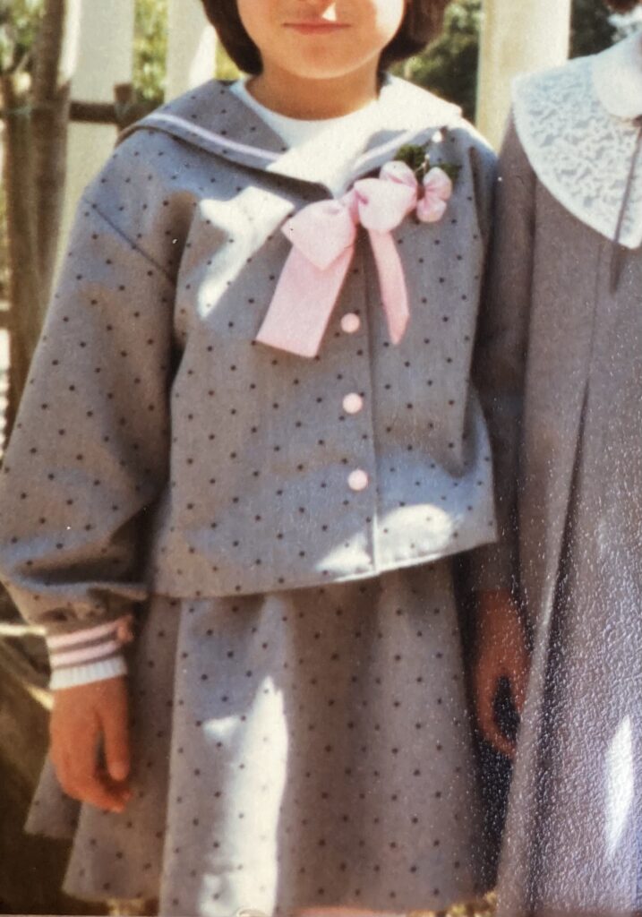 幼稚園の卒業式セーラーカラーのグレーの水玉セットアップ