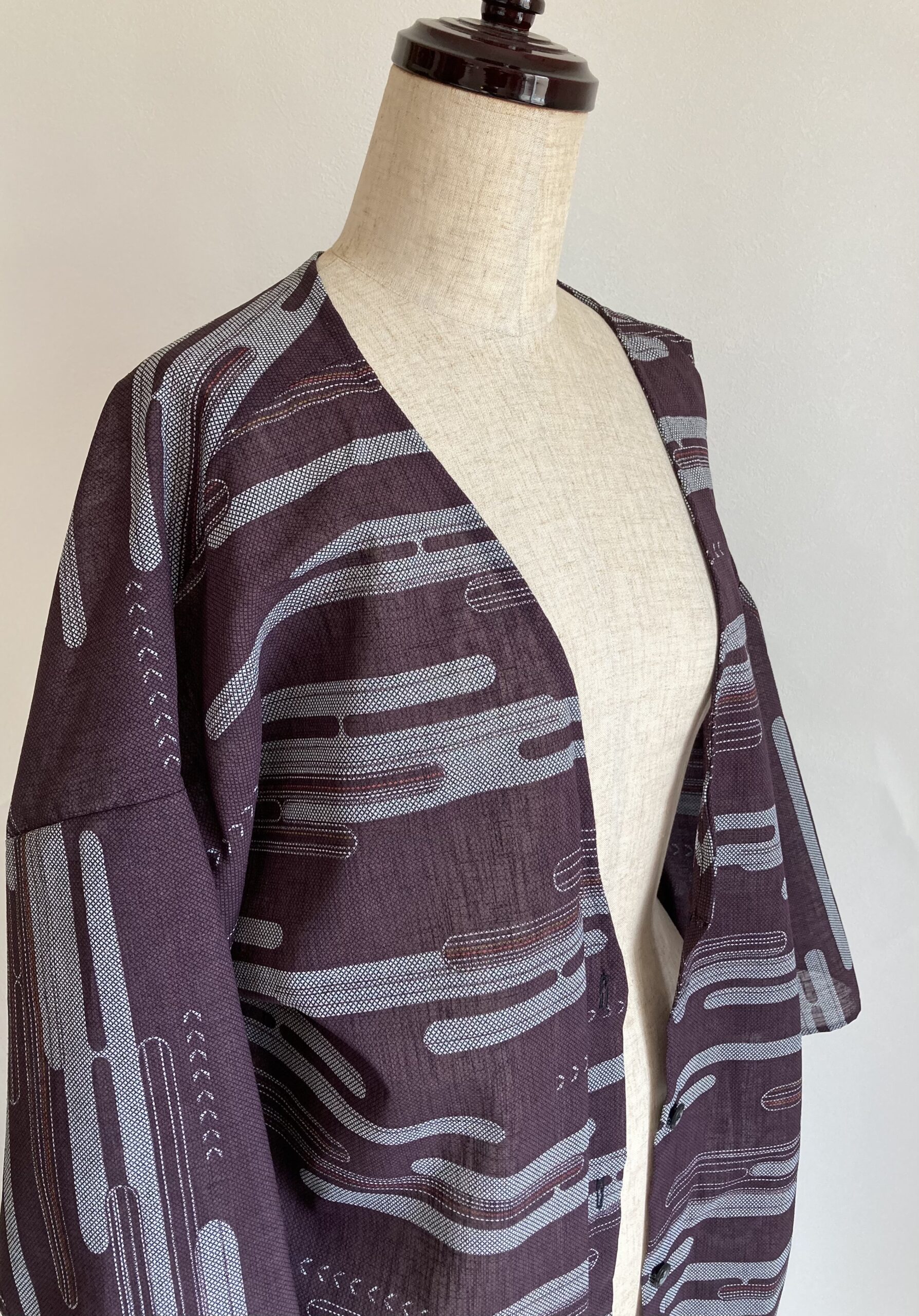 アーティステックな服　肩の落ちたゆったり羽織　ロングカーデガン　紫　着物リメイク　個性的　近未来的　モダン　柄物服