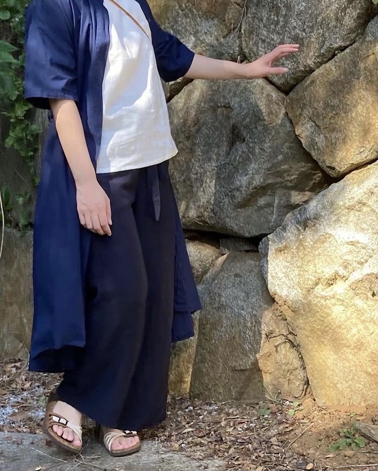 骨格診断　ナチュラル　麻　リネン　カジュアル　した重心　体型カバーTブラウス　骨張った体格　肩幅広い