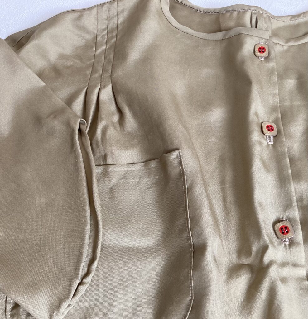 レトロボタン 金赤ボタン ふんわりタック ベージュ