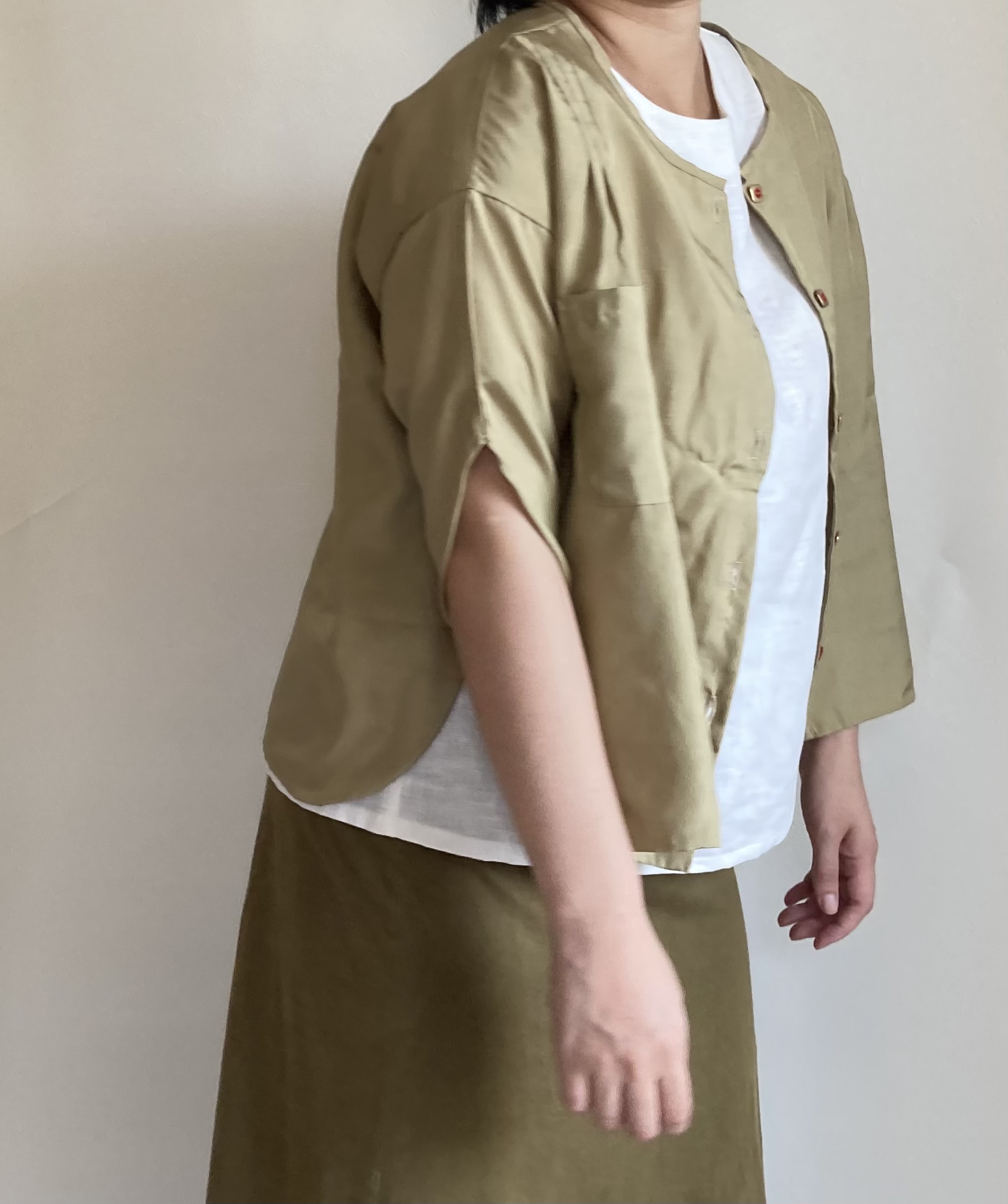 チュウリップ袖風 ベージュ 半袖シルクブラウス