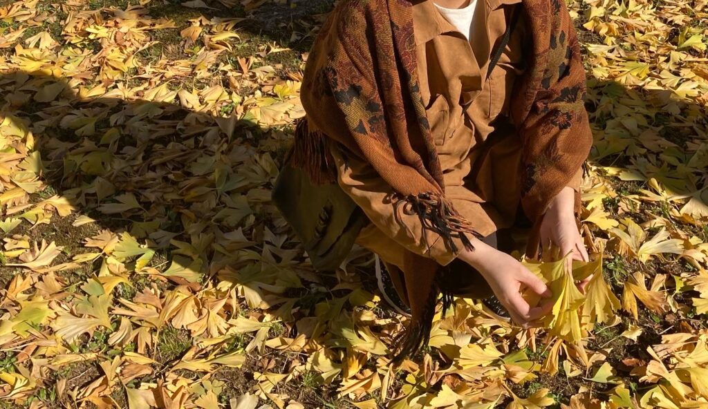 秋　紅葉　深みのあるカラー人気　差し色に白のTシャツ
茶色に白便利　暗い色に白　コックリカラー　まろやかカラー　スエード調