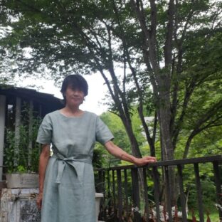 50代大人の女性”麻/リネンワンピース”浅葱色（緑/グリーン）で楽しむ夏のファッション