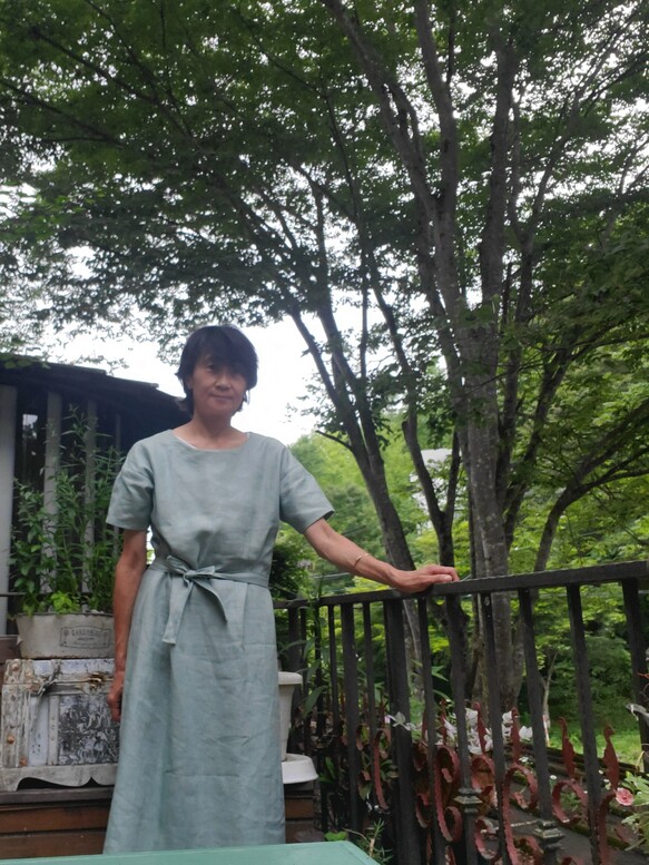 リネンの大人のワンピース 自然に似合う浅葱色 新緑 リゾート