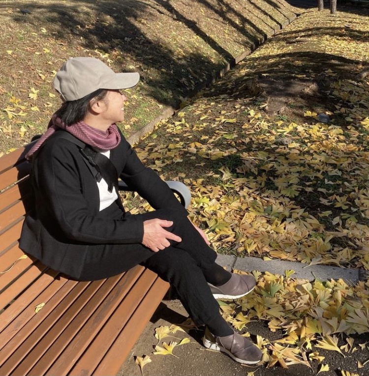 スーツスポーティーに着る　スーツ普段着に　紅葉ピクニック　散歩に　普段使いに　ウールスーツ冬　秋　キャップ　スニーカー　黒　ストール　ウエストポーチ　70代コーデ　おばあちゃんコーデ