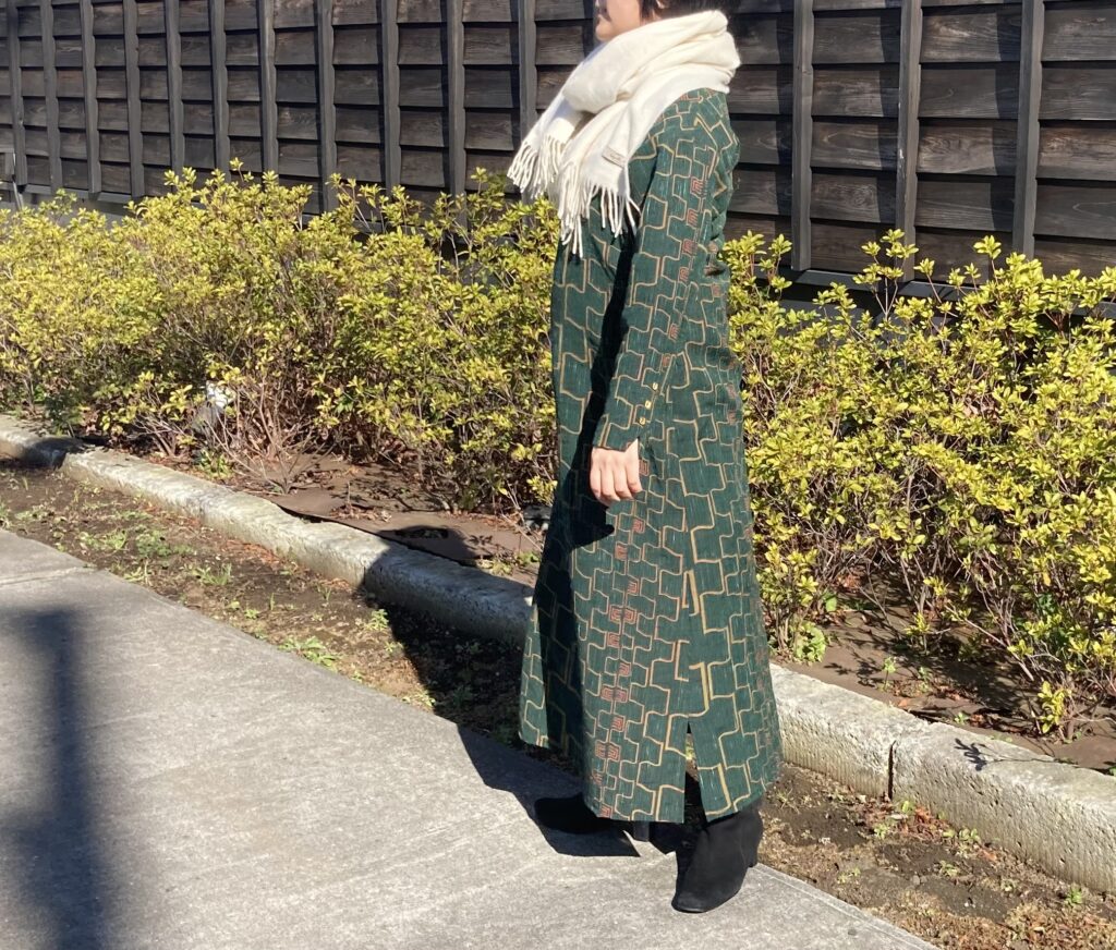 裾スリットワンピース　着物リメイクワンピ　緑ワンピ　長袖ワンピ　柄物ワンピ　個性的なワンピースを着た女性　アート服　アップサイクル