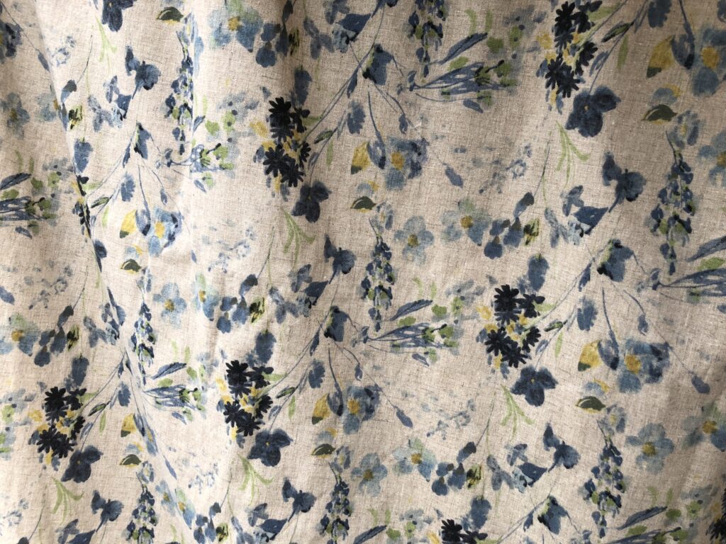 ベージュ　紺色花柄生地　コットンリネン　天然素材
