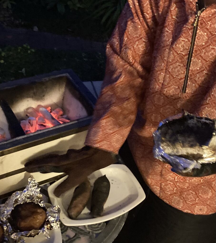 焼きすぎ焼きリンゴ 焼きすぎ焼き芋 炭火の火 暖か 庭遊び