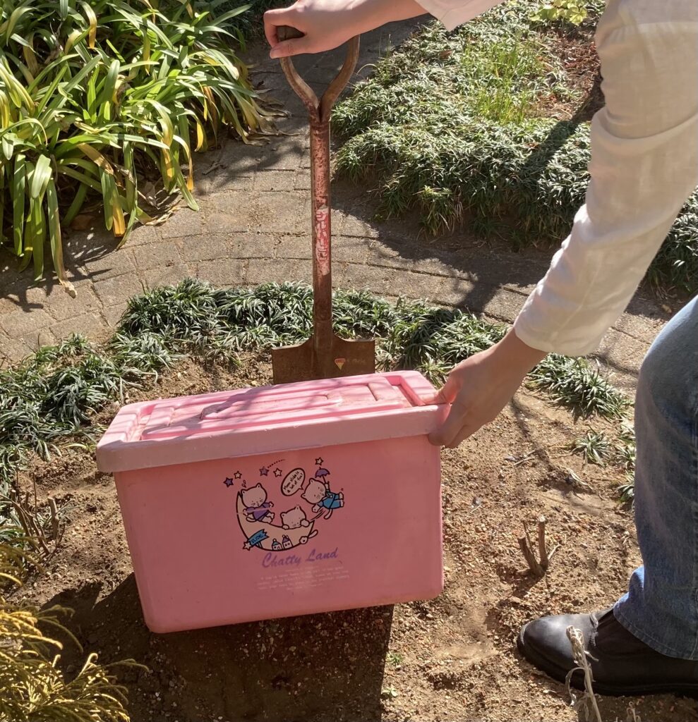 プラスチックケース活用法 古いらない箱 ピンクのおもちゃ箱 昭和なアイテム コンポスト