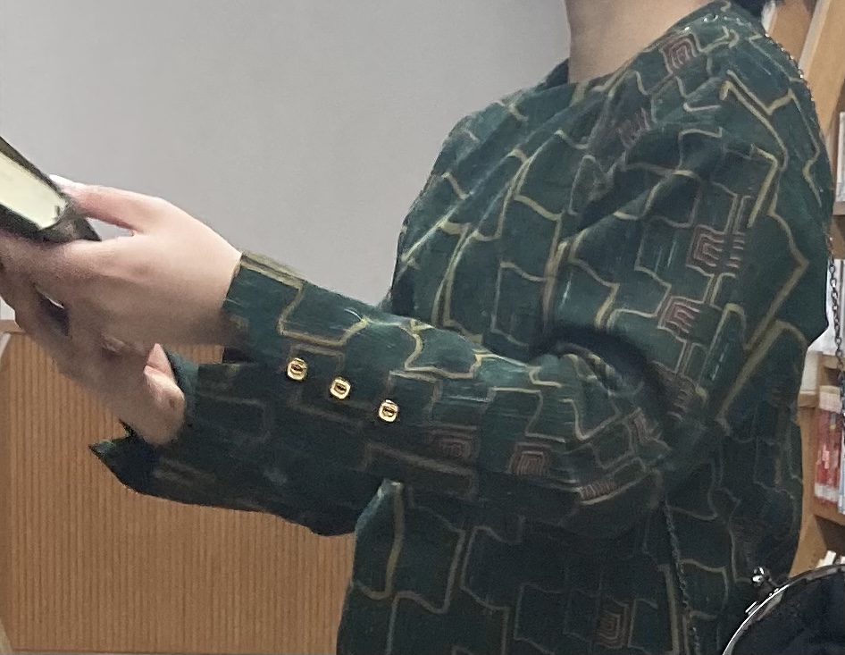 アンティーク風ボタン　長袖工夫　金色ボタン　柄物服