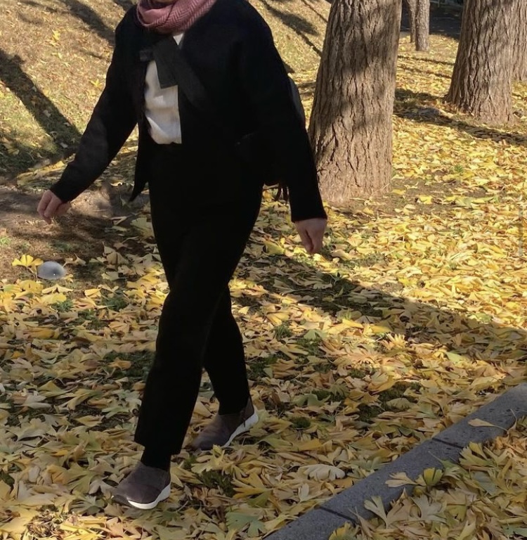黒セットアップ普段使い　スポーティーに着る　スーツカジュアルコーデ　大人はスーツを着よう　紅葉散歩　秋