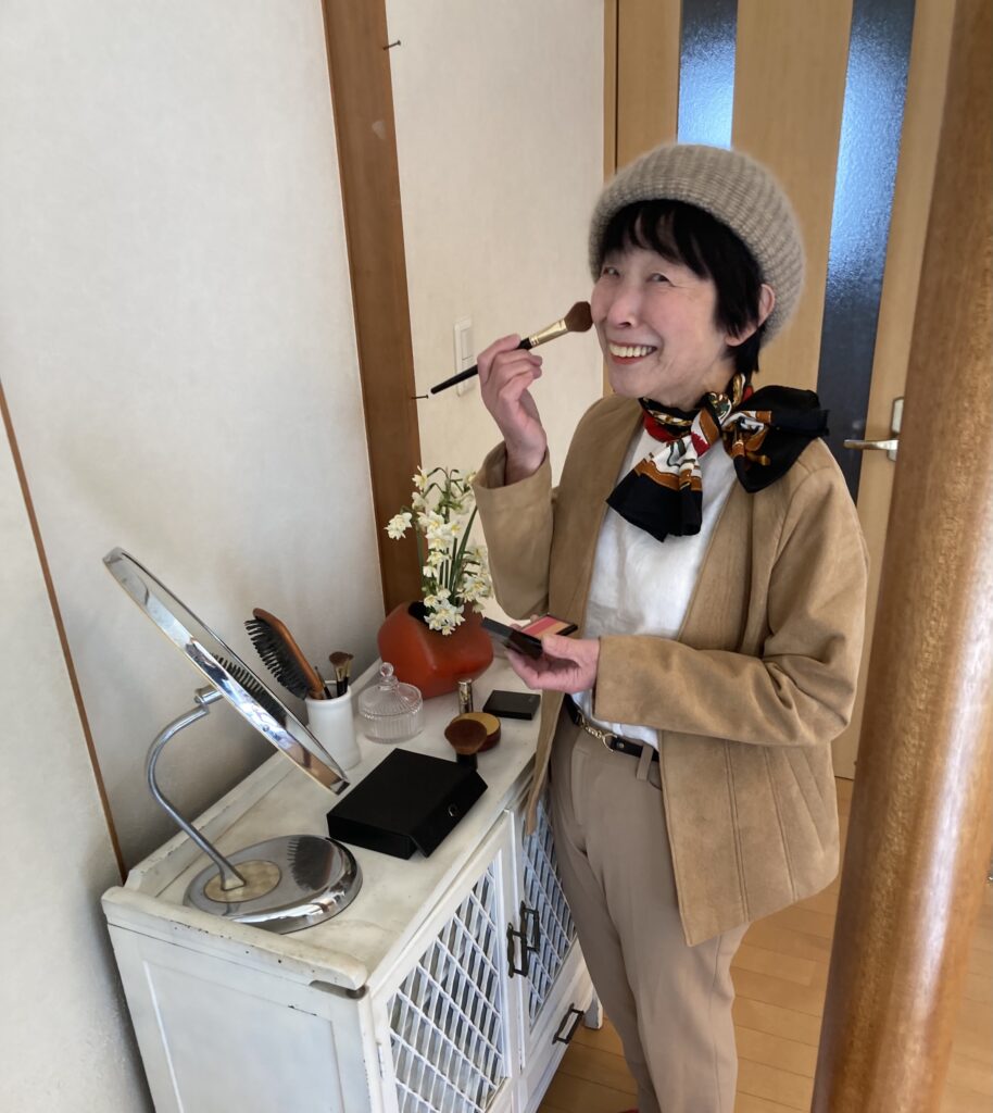 クラシック可愛いコーディネイト　70代コーデ　メイク　ブラシ　春秋コーデ　スーツを普段着に