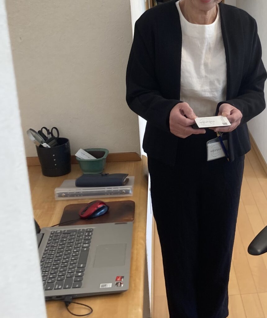 オフィスカジュアル スーツ 天然素材のブラウス オフィスで着られる麻のブラウス 大人に似合うリネンブラウス 名刺交換