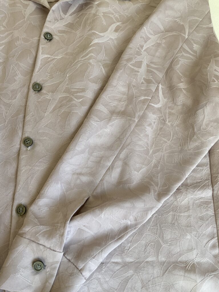 鶴柄着物　ピンク柄シャツ　生地アップ　上品な柄シャツ　メンズ長袖シャツ　和柄シャツ