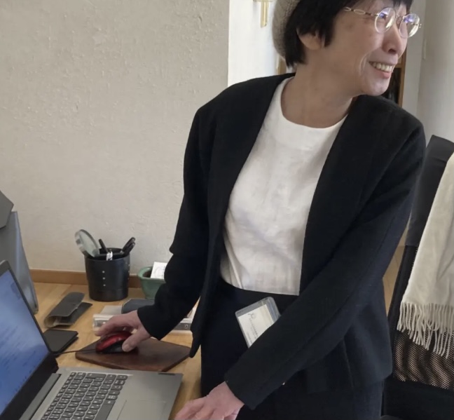 スーツに合うブラウス 大人の女性のスーツスタイル
麻のブラウス