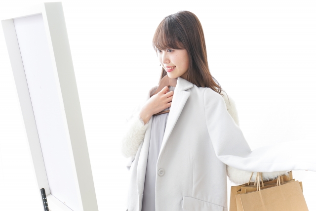 コートを選ぶ女性