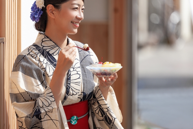 浴衣を着よう 夏の風物詩 花火大会 お出かけに 大人に似合う服