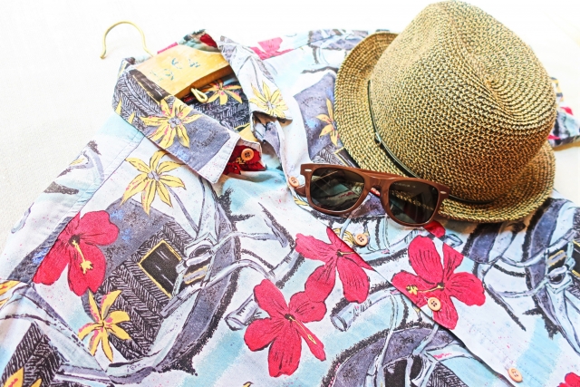 アロハシャツと麦わら帽子
