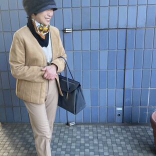 大人の女性必見！スーツと相性抜群の襟なしブラウス紹介