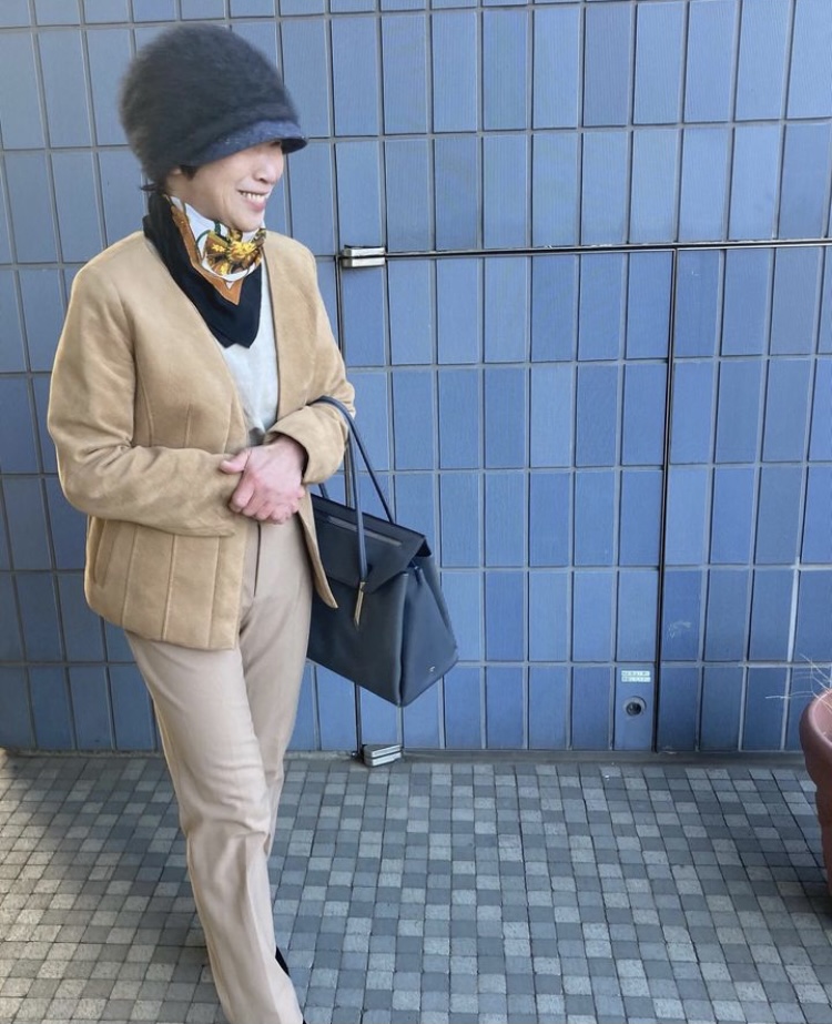 スーツスタイル おしゃれ ベージュスーツ ベージュブラウス 麻ブラウス リネンブラウス 襟なしブラウス シンプルブラウス