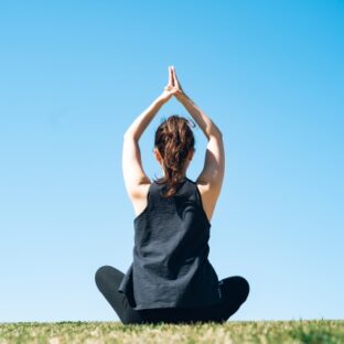 ヨガの効果と歴史を徹底解説”運動が苦手な女性にも”日常に取り入れよう