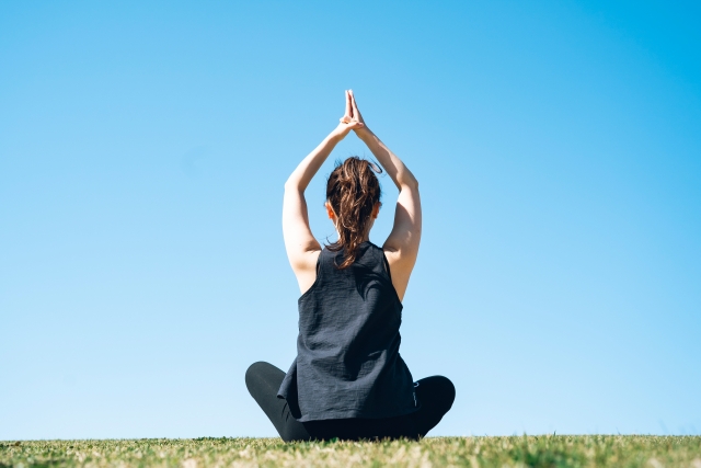 ヨガのポーズをする女性