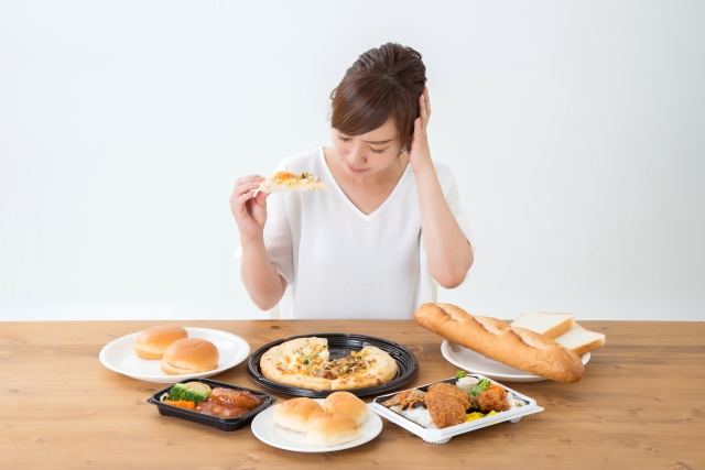 食べ物を食べる女性