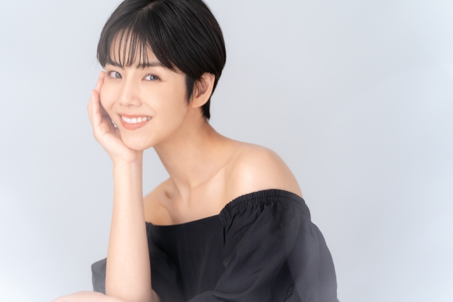オフショルダーの服　肩を出した若い女性