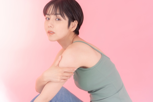 キャミソールを着た若い女性