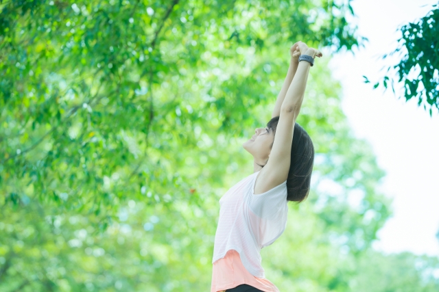 深呼吸する女性　新緑　伸びをする女性
