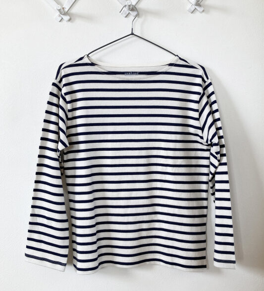 ボートネックの洋服の特徴と歴史を解説