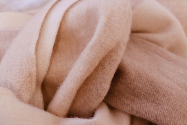 冬の洋服高級　カシミア素材の質と価格比較