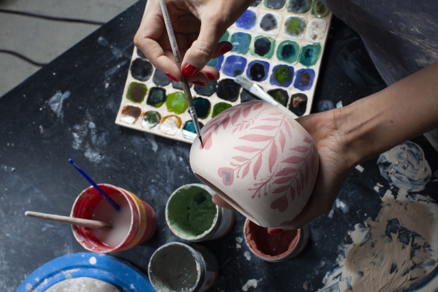 買い物依存の解消法　創作活動の魅力　興味をずらし自分を満たそう　絵　陶芸